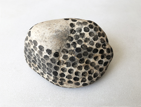 张羽：指印-肉身的痕迹-8，指印行为、鹅卵石、丙烯颜料，2006