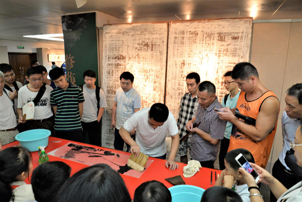 费永明弟子为观众展示古书画修复技术