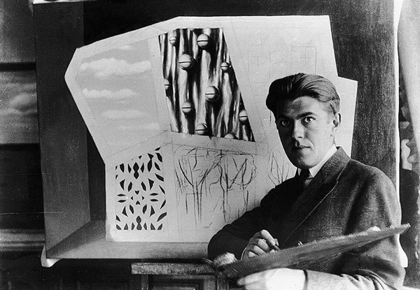正在创作《空面具》(Le masque vide)的贺内．马格利特René Magritte painting The Empty Mask (Le masque vide) ，Le Perreuxsur-Marne， original photograph 32×38 cm，1928，Collection Charly Herscovici，Europe。图/台北市立美术馆提供