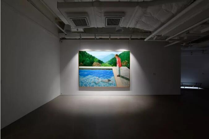 大卫‧霍克尼《艺术家肖像（泳池与两个人像）》目前正于香港展出