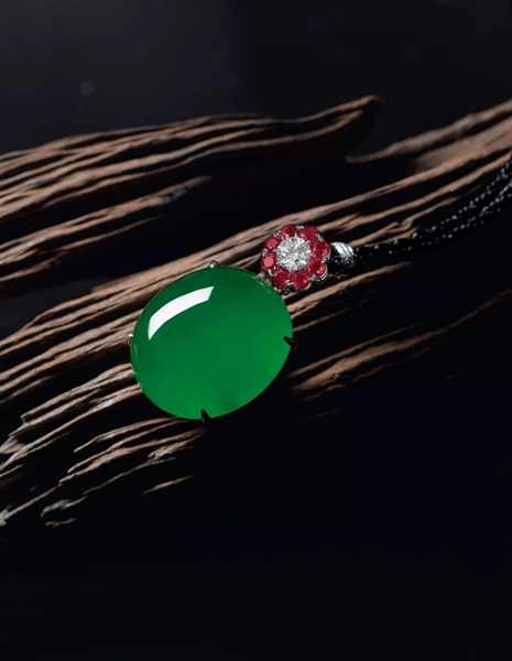 Lot 2107 缅甸天然翡翠蛋面配红宝石及钻石挂坠项链 成交价：HK$ 18,880,000