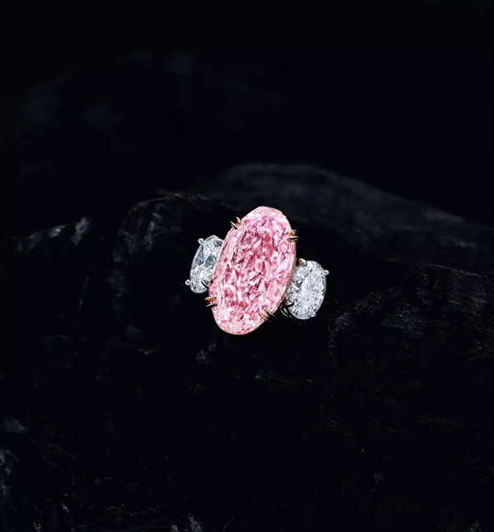 Lot 2092 5.53克拉天然彩粉色钻石配钻石戒指，净度内部无暇 成交价：HK$ 16,284,000