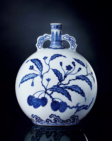 Lot 3418 清雍正青花如意耳荔枝纹抱月瓶 成交价：HK$ 14,160,000