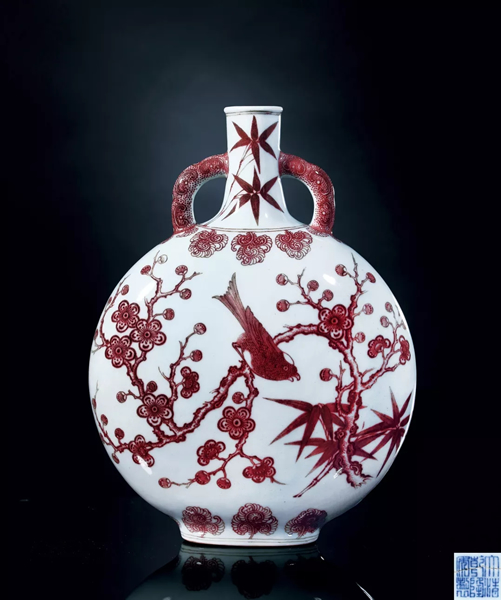 Lot 3419 清乾隆釉里红喜上梅梢纹如意耳抱月瓶 H 26.2cm 成交价：HK$ 4,366,000