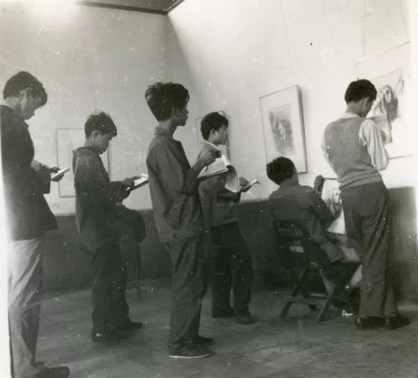 川美附中第一次远赴外地参观学习。1980年11月，在成都四川省展览馆珂勒惠支展上临摹。庞茂琨（左二）、刘宇（左五）、张杰（左六）