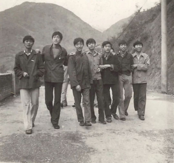 在附中宿舍，1980年。冯斌（左一）、罗发辉（左二）、杨述（左三）