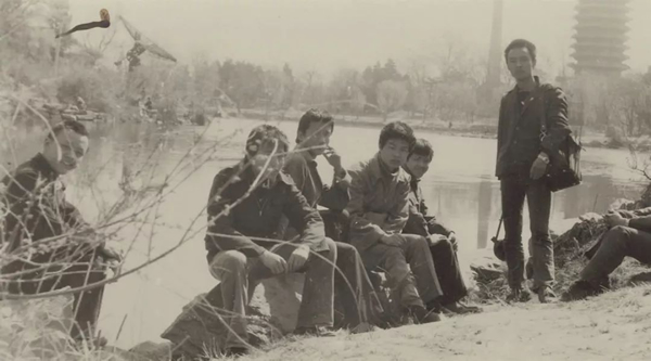 在北京参观“哈默收藏展”时第一次游览故宫，1982年4月。张杰（左二）、刘宇（左三）、冯斌（左四）、庞茂琨（左五）、罗发辉（左六）