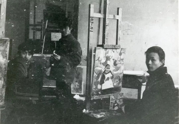 在教室课堂作业， 1982年3月。张杰（左一）、庞茂琨（左二）
