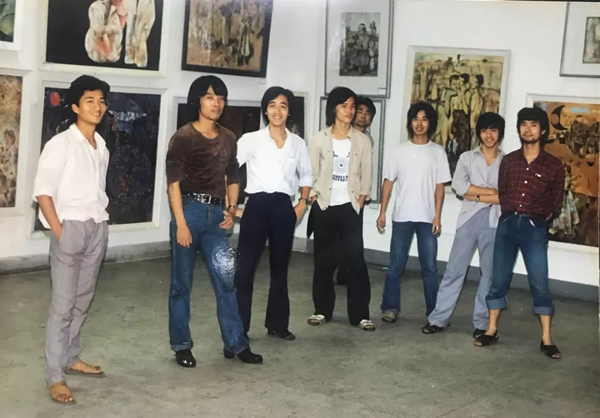81级油画班的同学在毕业展览时，1985年6月，四川美院美术馆。刘宇（左二）、张杰（左三）、杨述（左四）、罗发辉（左六）、庞茂琨（左七）