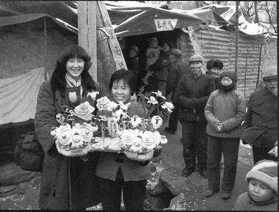 陕西华县农村里，结婚时新娘姥姥家送来祝贺的双虎头龙身鱼尾大面花。图为作者之一杨阳手捧面花