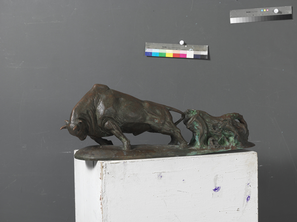 潘鹤 开荒牛-献给深圳特区 34.5cm×99cm×24cm 1984 中国美术馆藏