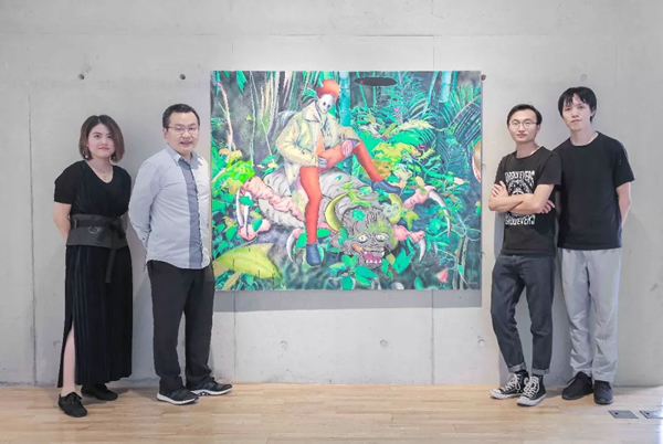 Hi艺术负责人伍劲先生（左二）与艺术家梁曼勇（右二）、季鑫（右一）及hiart space经理任静（左一）合影留念