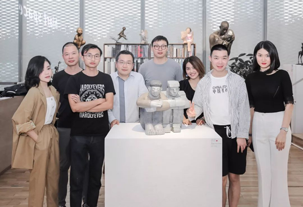 艺术家余普彪（中间）&梁曼勇（左三）与hiart space团队及到访嘉宾合影留念