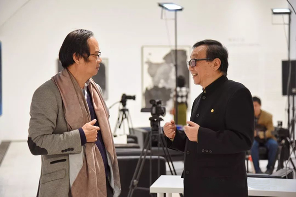 嘉宾观展