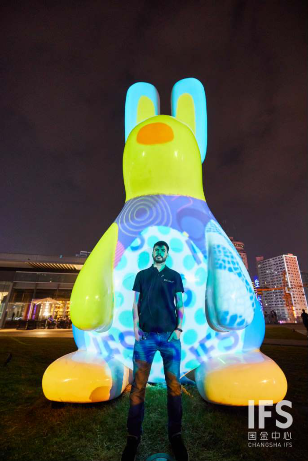 OCUBO工作室的签约艺术家Carlos与长沙IFSTom ClaassenRabbit3D投影互动装置