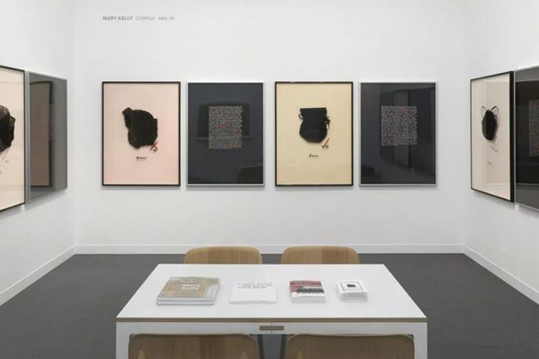 皮皮·霍尔兹沃思画廊于2018伦敦弗里兹的展位现场：玛丽·凯莉作品《过渡期 第一部分：文集》，1984—85。图片致谢皮皮·霍尔兹沃思画廊