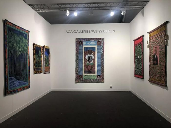 2018伦敦弗里兹艺博会，ACA Galleries / Weiss Berlin 的展位现场，其中展示着费思·林戈尔德的作品。图片致谢 ACA Galleries / Weiss Berlin