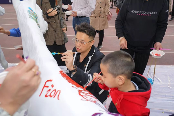 马兴文与自闭症儿童互动