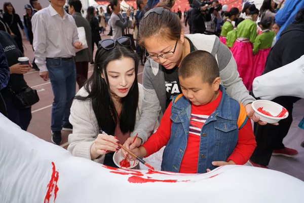 演员葛天现场与自闭症儿童互动