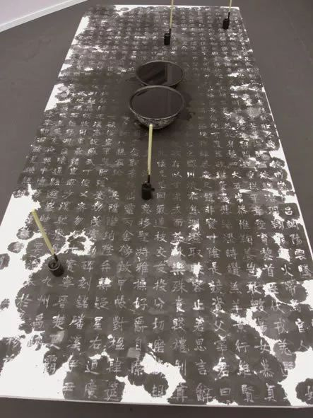 戴光郁 “碑” 裝置，宣紙、水墨、青花碗、輸液器等 2014 巴黎