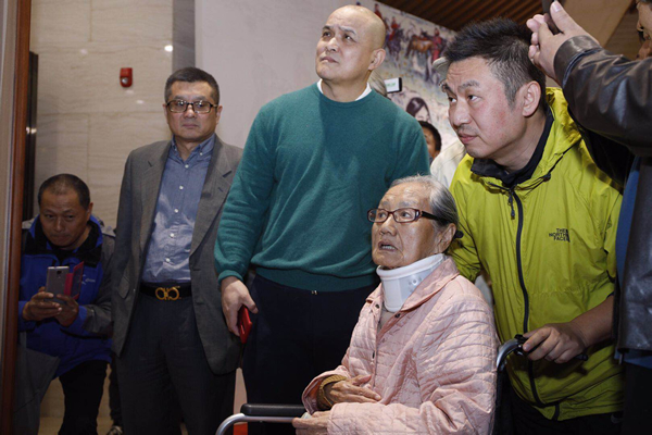 史国良先生陪同郑闻慧女士赏析黄胄先生作品《草原颂歌图》