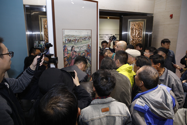 现场嘉宾围观黄胄先生作品《草原颂歌图》
