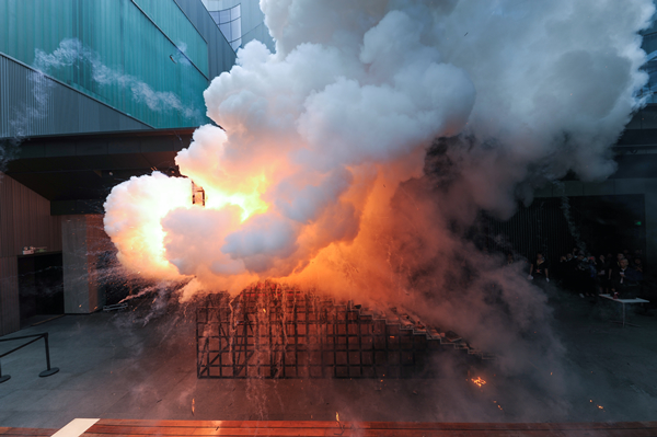 阶梯书架装置燃爆瞬间 