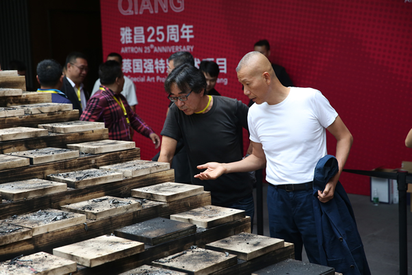 燃爆后蔡国强查看作品的情况
