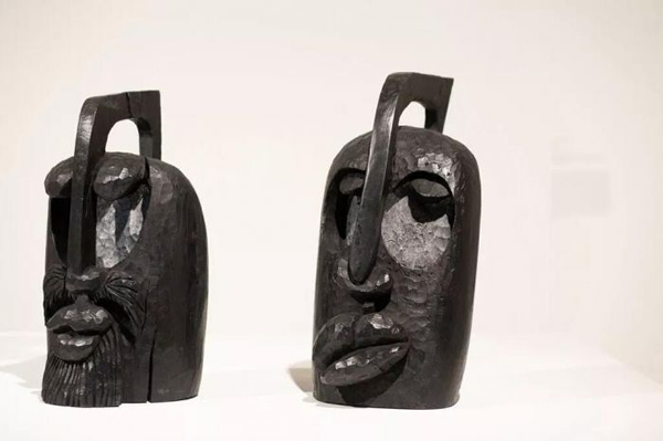  杰克·惠滕，左：《人脸壶2号》（Jug Head II），右：《人脸壶1号》（Jug Head I）。图片：Gabriella Angotti-Jones/纽约时报