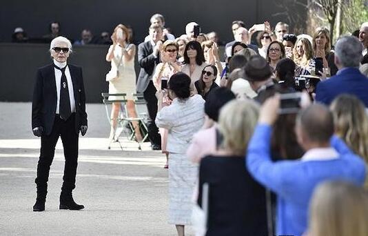 Karl Lagerfeld 图片来源：FashionnistaKarl Lagerfeld 图片来源：Fashionnista