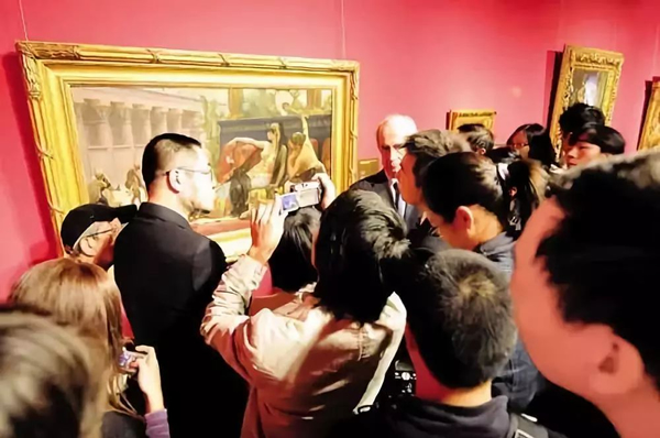 展览中西蒙为观众讲解