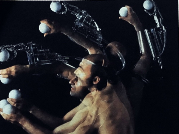 ▲ 澳大利亚艺术家Stelarc的《第三臂》，1980－1998