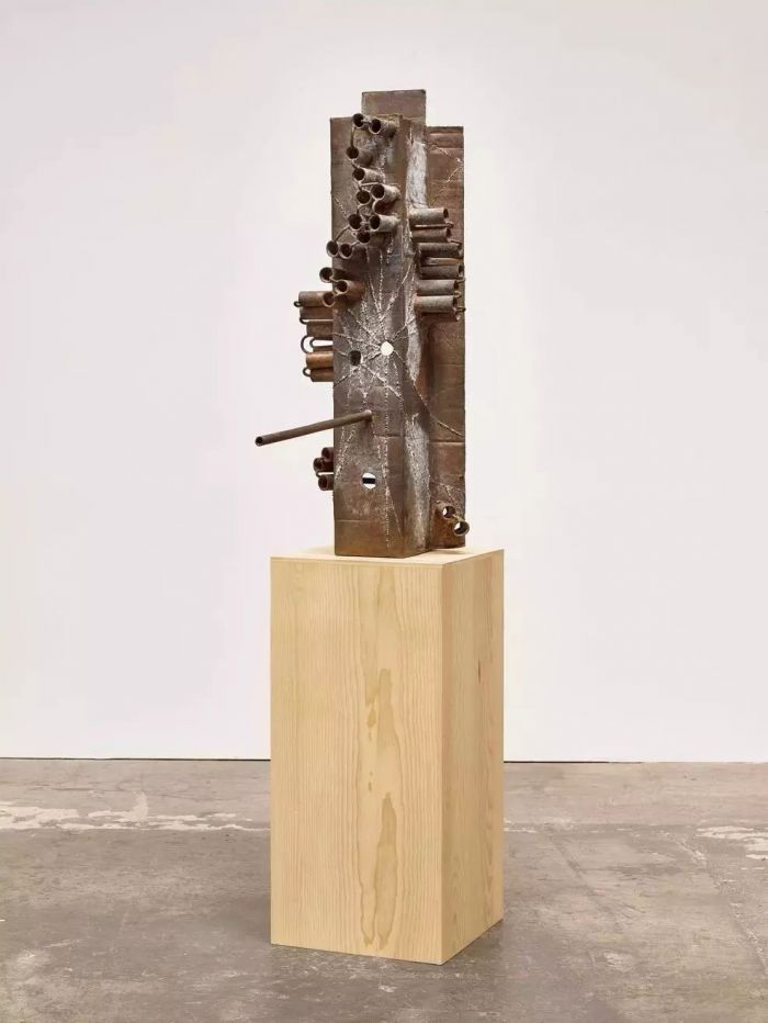 Mark Grotjahn, Untitled (African II, Gated Front and Back Mask M44.e), 2015,Bronze, 51 1/4 x 19 1/4 x 37 3/4 inches (130.2 x 48.9 x 95.9cm), unique variant © Mark Grotjahn