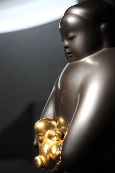 入世 Entering the world 35.5 x82x80.5cm  铜雕 Bronze 2007