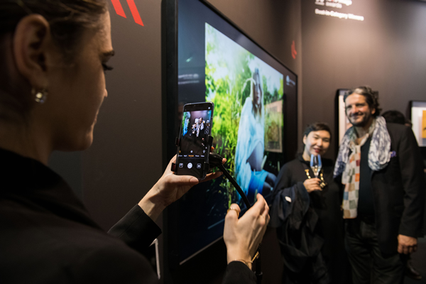 现场观众体验华为最新旗舰手机HUAWE Mate 20 Pro