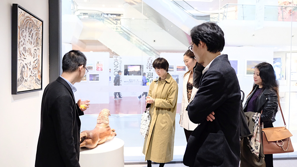 器度画廊雕塑展开幕现场