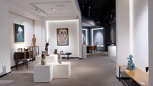 器度画廊雕塑展现场：雕塑作品与家居结合打造生活场景