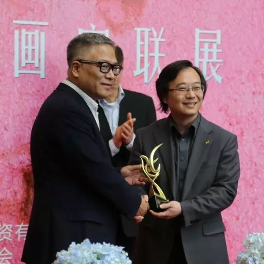 中国上海国际艺术节中心副总裁李明向刘海粟美术馆副馆长阮竣颁发奖杯