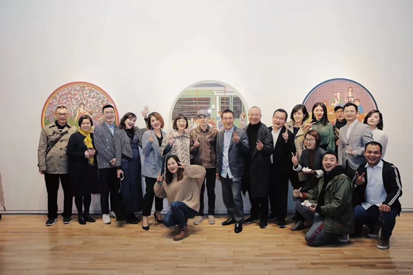 艺术家刘天怜（左六）与hiart space团队及到访嘉宾合影留念