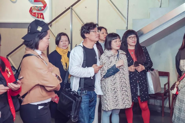 艺术家刘天怜为到场观众导览