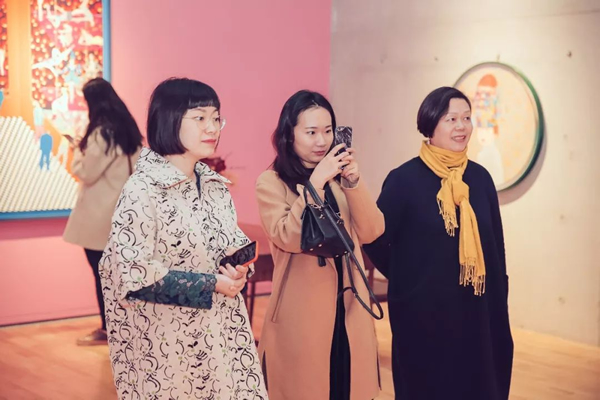 艺术家刘天怜为到场观众导览