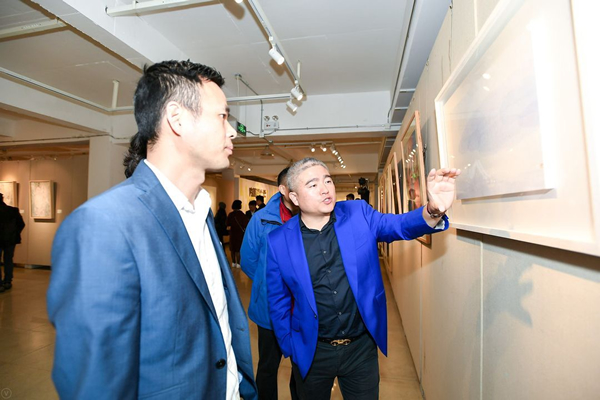 嘉宾观看展览