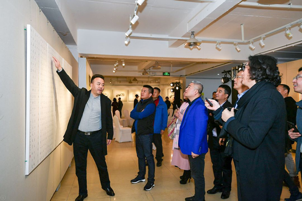 嘉宾观看展览
