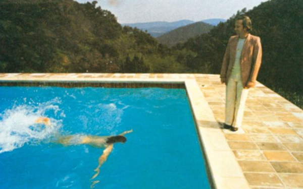 《艺术家肖像（泳池与两个人像）》的预备照片，Le Nid-du-Duc，1972年 © David Hockney