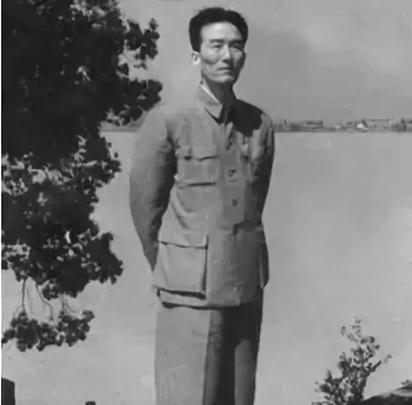邓拓在太湖上的留影，1960年