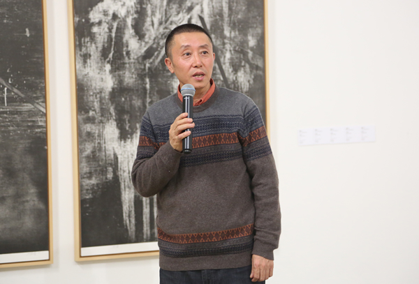 ▲ 鲁迅美术学院版画系主任、教授、硕士研究生导师，本次参展艺术家徐宝中致辞