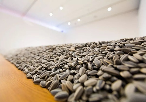 艾未未《Sunflower Seeds》，2010. Porcelain. Display dimensions variable. Purchased with assistance from Tate International Council, the American Patrons of Tate, the Art Fund, and Stephen and Yana Peel 2012. Collection of Tate. © Ai Weiwei. Photograph by National Gallery Singapore.