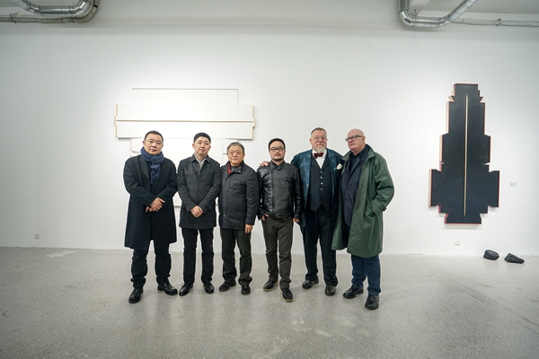 从左至右：艺术家王强、器度创始人董啸、策展人&艺术家秦俭、顾小平、斯蒂文斯•沃恩（Stevens Vaughn）、思故都•顾蒙逊（Sigurdur Gudmundsson）