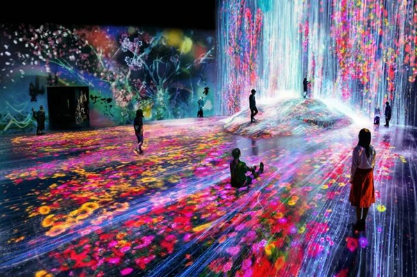 UniverseofWaterParticlesonaRockwherePeopleGather  