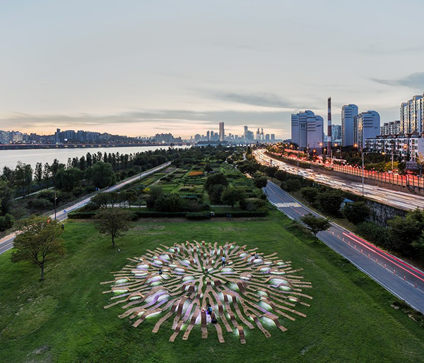 「root bench」夜景强烈。图／Yong Ju Lee